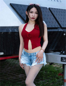 红色机尾