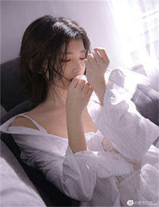 无翼鸟之酒后妈妈-巨胸爆乳美女露双奶头挤奶